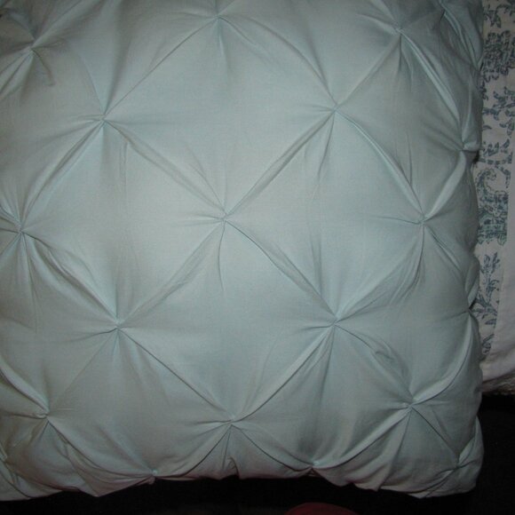 QUEEN SIZE DUVET COVER WITH 2 QN. SHAMS, 2 DECOR PILLOWS AND 2 SQ. PILLOW SHAMS - Picture 11 of 12